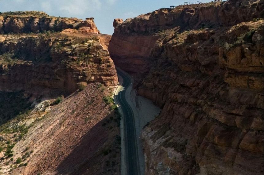 جبال القهر بجازان.. لوحة طبيعية تستهوي الزائرين على مدار العام