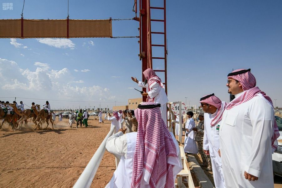 فهد بن جلوي يشرف على انطلاقة أشواط ماراثون مهرجان الهجن