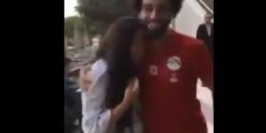 بالفيديو .. محمد صلاح يحتضن معجبة بعد ان بكت لرؤيته - عرب فايف