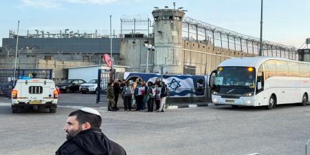 الإفراج عن 90 أسيرا فلسطينيا ضمن المرحلة الأولى لوقف إطلاق النار في غزة - عرب فايف