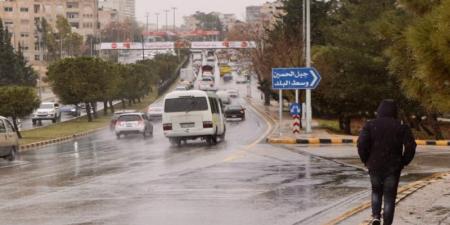 زخات من الأمطار تشهدها الآن بعض أحياء العاصمة عمّان .. فيديو - عرب فايف