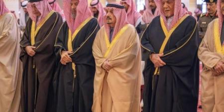 أمير الرياض يؤدي صلاة الميت على الأميرة وطفاء بنت محمد - عرب فايف