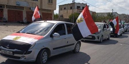 وقفات جماهيرية في شارع صلاح الدين في دير البلح دعماً للموقف المصري برفض تهجير سكان غزة - عرب فايف