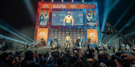 المقاتلون يجتازون مرحلة الوزن استعدادًا لنزالات UFC في الرياض - عرب فايف