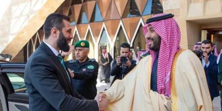 شاهد كيف استقبل ولي العهد السعودي محمد بن سلمان الرئيس السوري أحمد الشرع في الرياض - عرب فايف