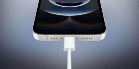 آبل توضح سبب غياب تقنية MagSafe عن هاتف iPhone 16e - عرب فايف