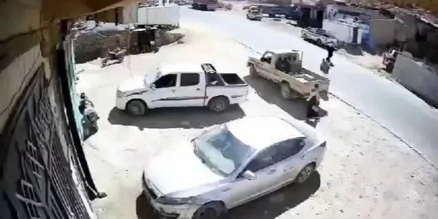 شاهد.. ضرب وسحل موظف على يد قيادي حوثي والزج به في السجن (فيديو) - عرب فايف