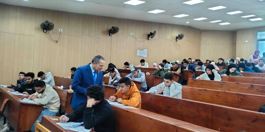 رئيس جامعة دمياط يتفقد لجان الإمتحانات بالكليات - عرب فايف