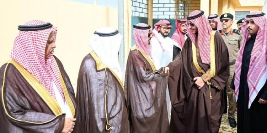 الأمير سعود بن نهار يزور مركزي السيل والعطيف ويقف على الإسكان التنموي - عرب فايف