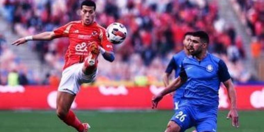 شاهد ..إمام عاشور يوزع قميص الاهلي علي الناشئين - عرب فايف