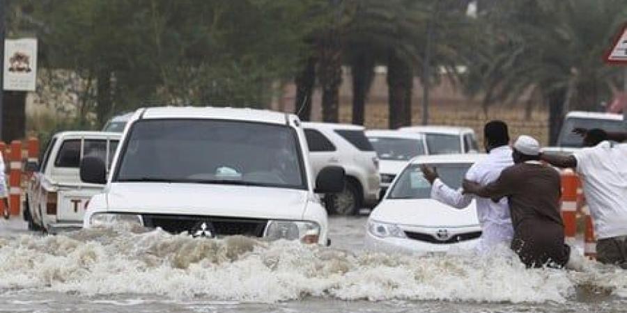 أمطار غزيرة وعاصفة شديدة.. «السعودية» تصدر تحذيرا باللون الأحمر لـ3 مدن (صور) - عرب فايف