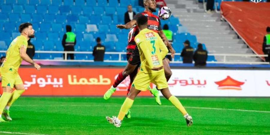 الرياض ينتزع تعادلا قاتلا من الخليج بدوري روشن - عرب فايف