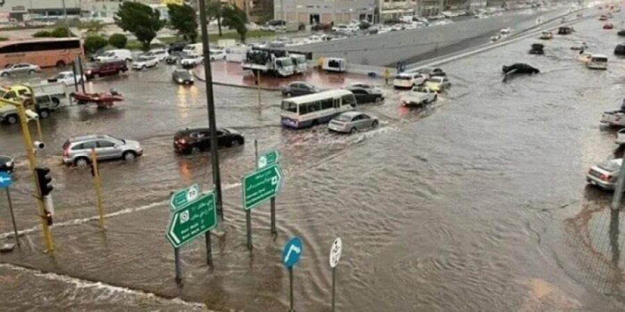 طقس مكة اليوم.. أمطار غزيرة تغرق المدينة - عرب فايف