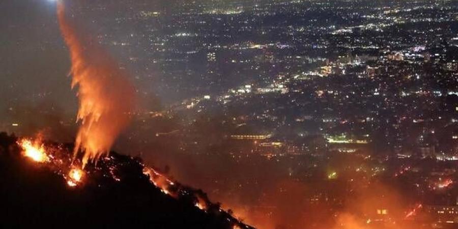 عمرو أديب: خسائر حرائق كاليفورنيا 130 مليار دولار.. وتبدو كقصف جوي - عرب فايف