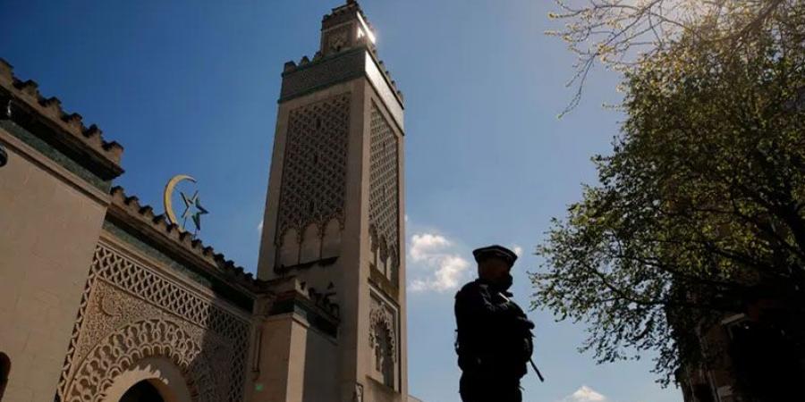 مسجد باريس الكبير يعتمد دعاء لفرنسا بعد خطبة الجمعة - عرب فايف