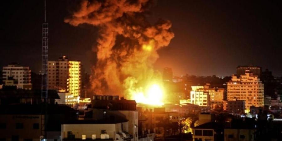 استشهاد 9 فلسطينيين في قصف الاحتلال الإسرائيلي منزلاً وخيامًا للنازحين وسط قطاع غزة - عرب فايف