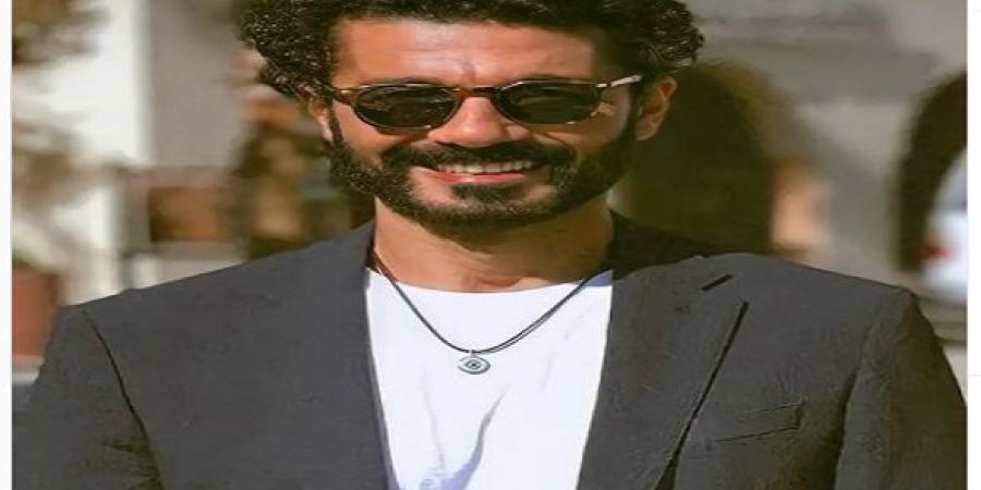 خالد النبوي يخطف الأنظار على السجادة الحمراء في مهرجان القاهرة السينمائي - عرب فايف