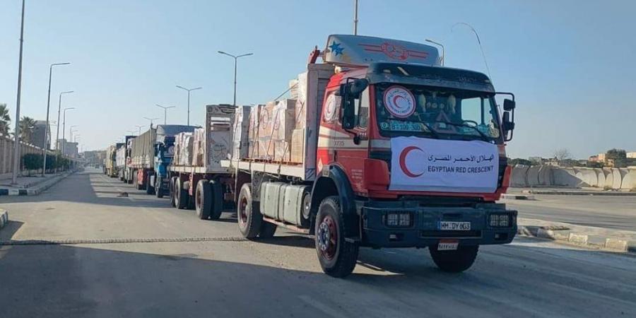 خير مصر لفلسطين لا يتوقف.. 1000 شاحنة مساعدات تابعة للهلال الأحمر تستعد للتحرك من العريش نحو غزة - عرب فايف