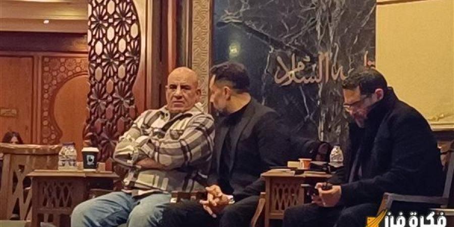 محمد لطفى يعزي ياسمين عبد العزيز في وفاة والدها ويشارك في استقبال المعزين – لحظات إنسانية مؤثرة تجمع الأصدقاء في أوقات المحن - عرب فايف