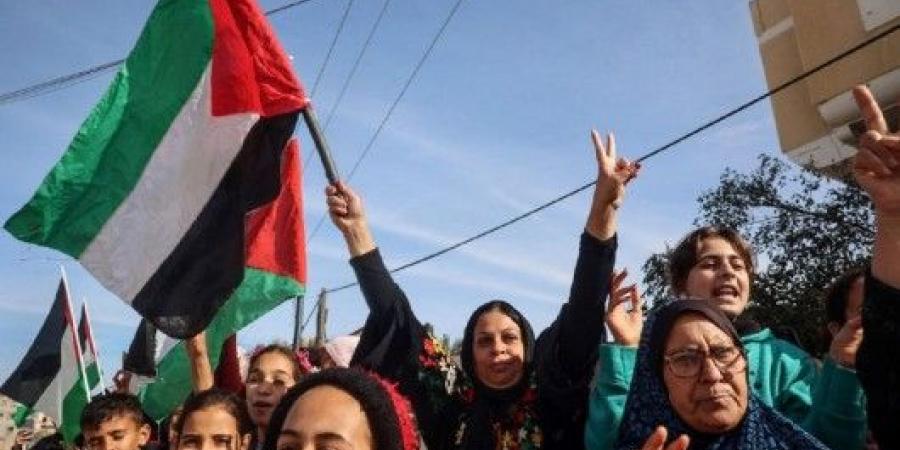 مسيرات في المخيمات الفلسطينية احتفاء بانتهاء حرب الإبادة على غزة - عرب فايف