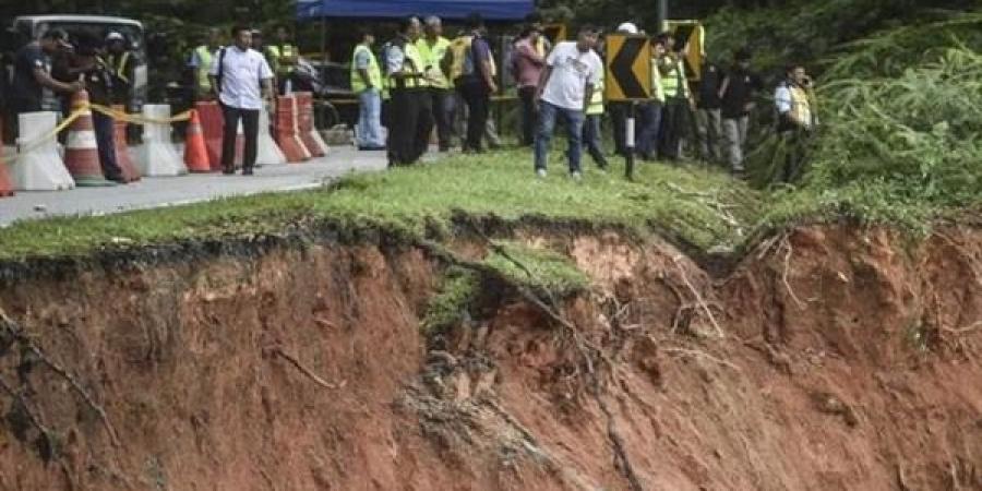 إندونيسيا انهيار أرضي يسفر عن مصرع 16 شخصا في جاوة - عرب فايف