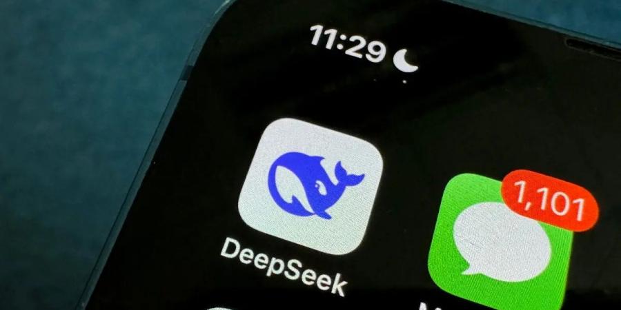 تطبيق الذكاء الاصطناعي الصيني DeepSeek يتسبب في موجة بيعية بالأسواق الأميركية - عرب فايف