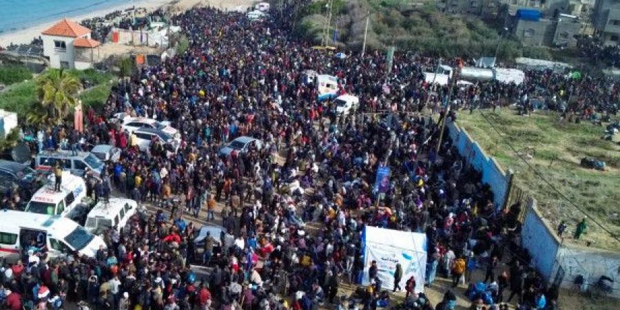 بالصور: عودة آلاف النازحين إلى شمال قطاع غزة عبر شارعيّ الرشيد وصلاح الدين - عرب فايف