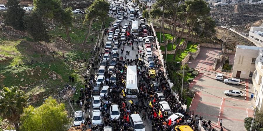 حافلتان تنقلان أسرى فلسطينيين تغادر سجن عوفر غربي رام الله - عرب فايف