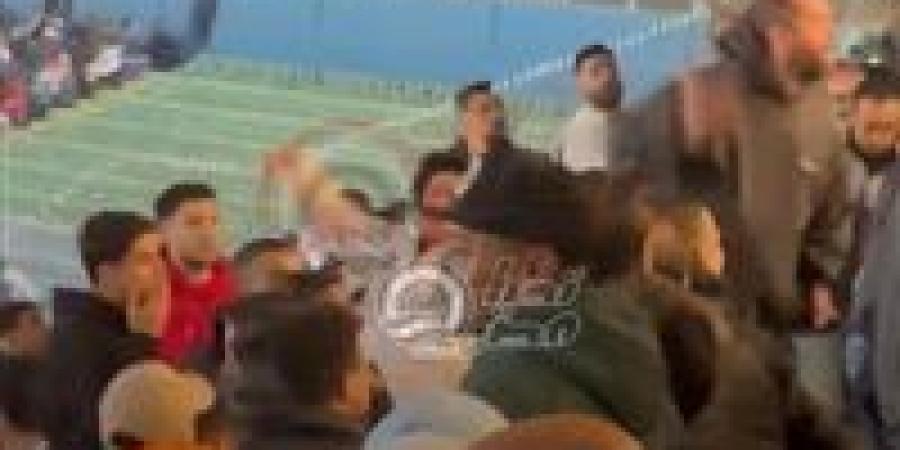 بعد الهزيمة أمام بيراميدز.. جماهير الزمالك تعتدي على حسين لبيب رئيس النادي بألفاظ خارجة| فيديو - عرب فايف