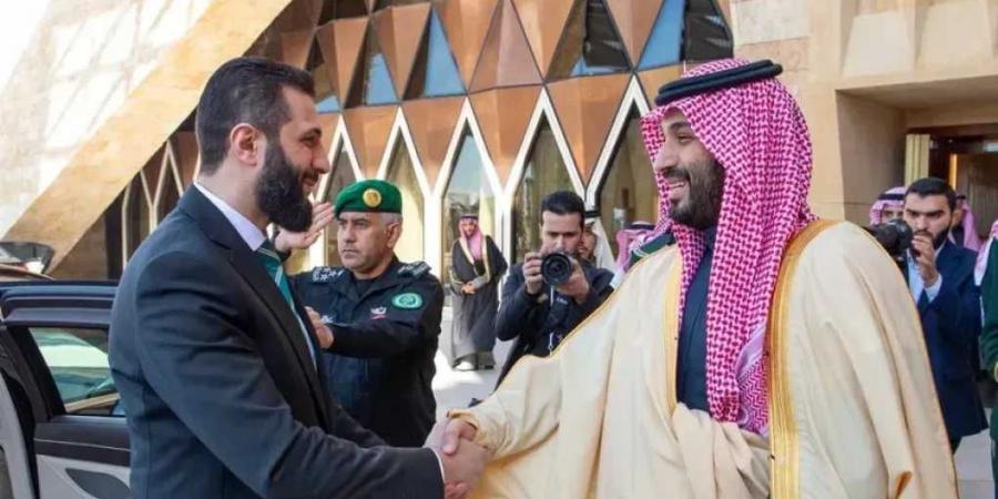 شاهد كيف استقبل ولي العهد السعودي محمد بن سلمان الرئيس السوري أحمد الشرع في الرياض - عرب فايف