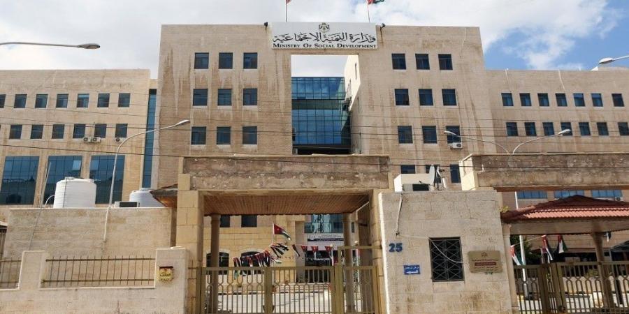 752 أسرة مستفيدة من برامج المعونة المالية الطارئة الشهر الماضي - عرب فايف