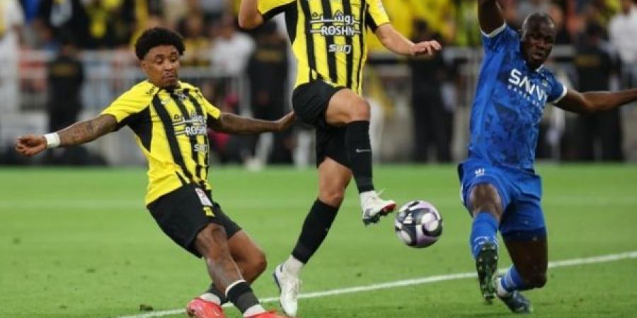 دوري روشن السعودي: اتحاد جدة يدكّ شباك الهلال برباعيّة ويبتعد بالصدارة - عرب فايف