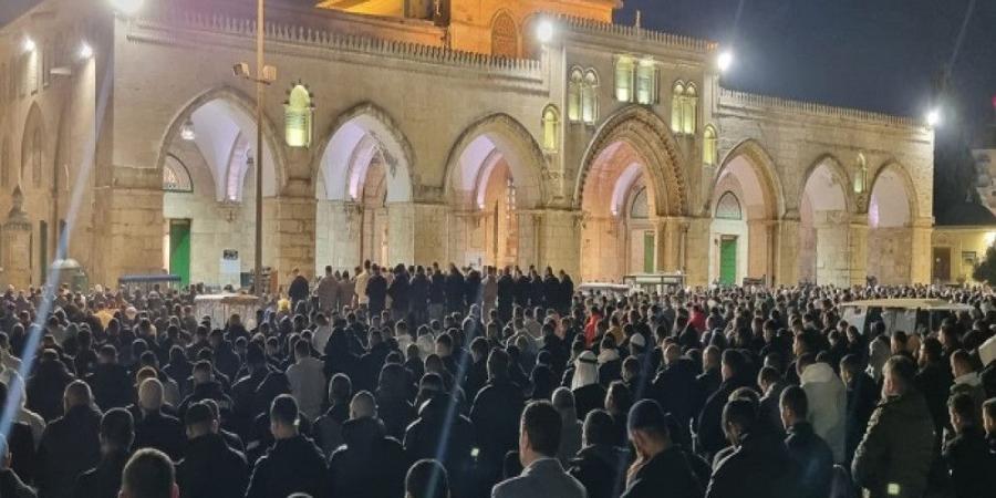 80 ألفا يؤدون صلاتي العشاء والتراويح في المسجد الأقصى - عرب فايف